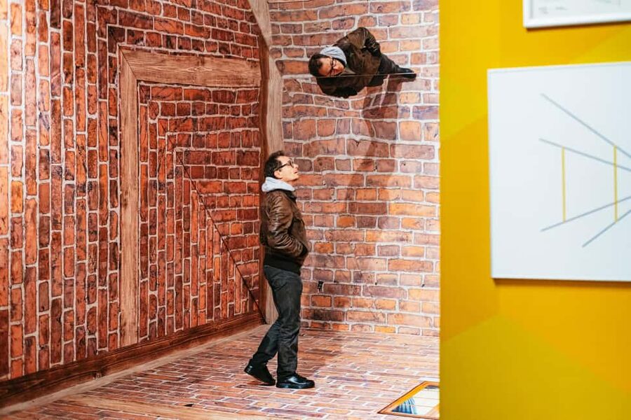 Lyon: Musée de l’illusion Entrance Ticket - The Photo Rooms: Floating, Upside Down, and Shrinking