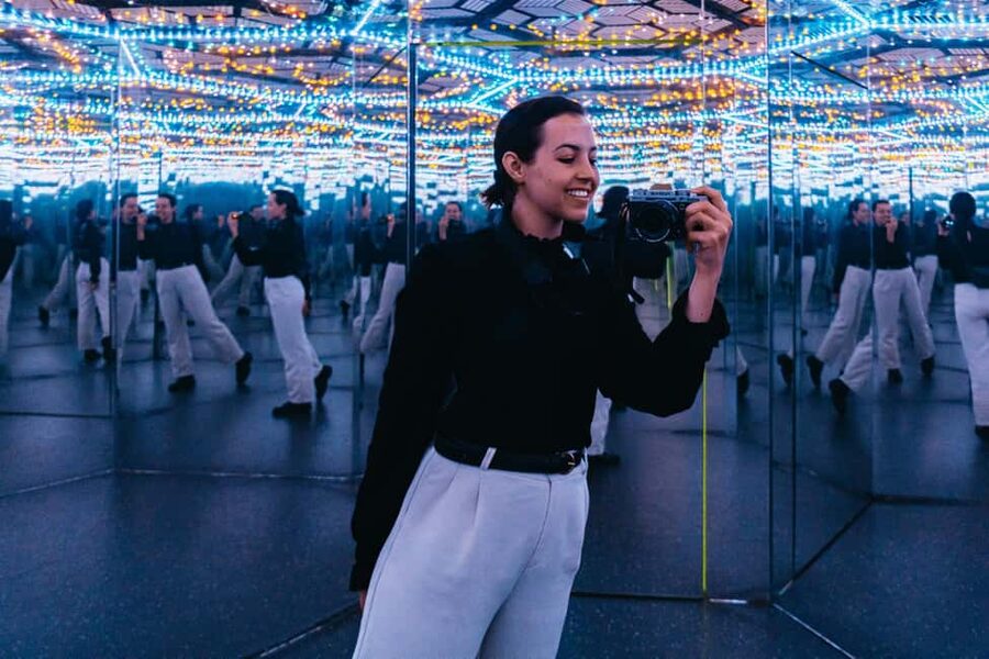 Lyon: Musée de l’illusion Entrance Ticket - Holograms and Puzzles Turn You Into Part of the Exhibit