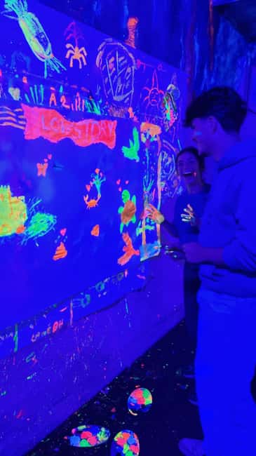 Lyon : Neon painting in an artist's studio - gallery - Key points to know before you book