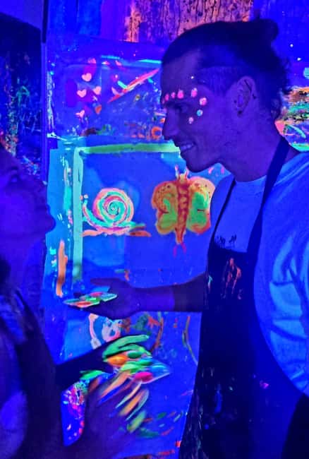Lyon : Neon painting in an artist's studio - gallery - What the 1 hour and 45 minutes actually includes