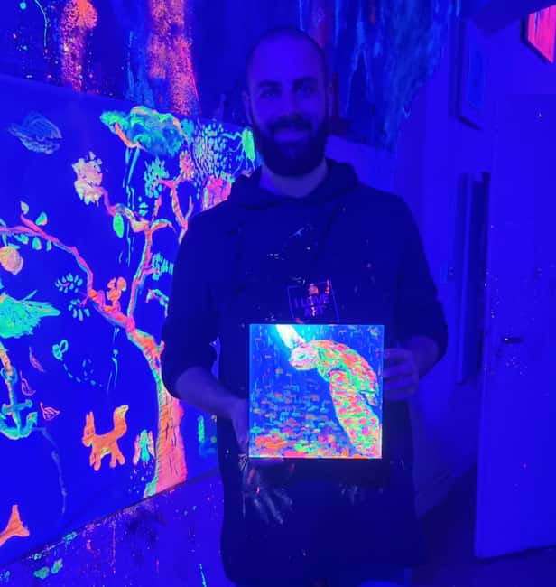 Lyon : Neon painting in an artist's studio - gallery - Why the black light changes the experience