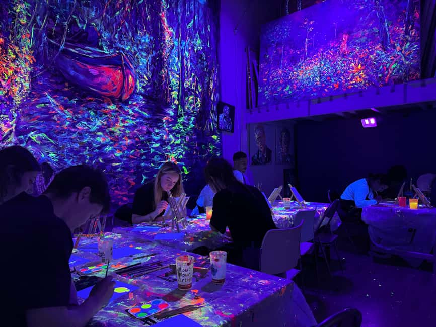 Lyon : Neon painting in an artist's studio - gallery - Choosing between a guided copy and free painting