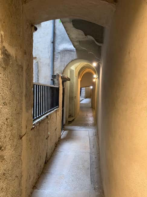 Lyon: Private Walking Tour of "Traboules" in the Old Town - Power struggles behind quiet courtyards