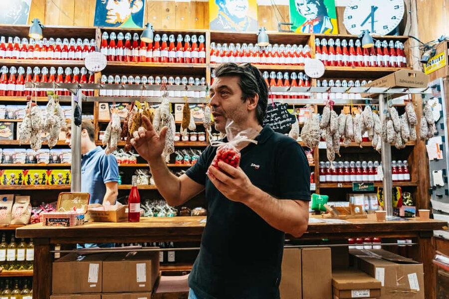 Lyon: Vieux Lyon Food Tasting Walking Tour - Why Vieux Lyon is the right setting for a food tour