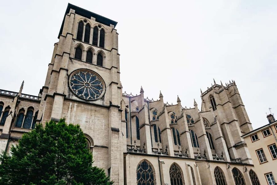 Lyon: Vieux Lyon Food Tasting Walking Tour - The guide makes the difference