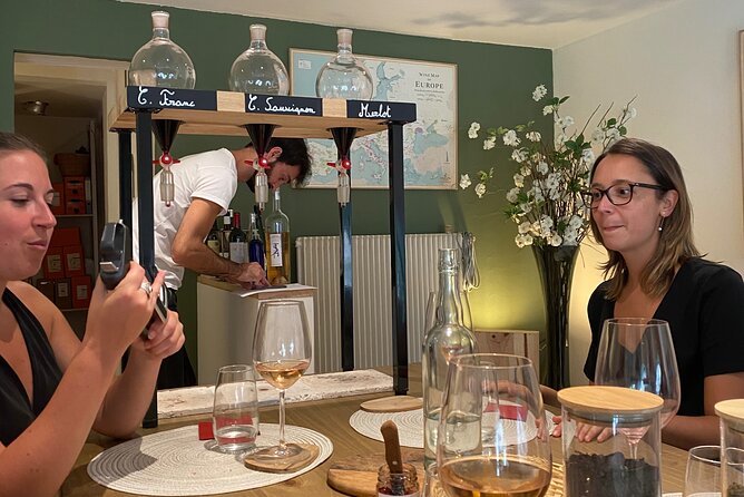 Make your own cuvée of Bordeaux wine - Entering Le Pied à Terre on Rue Judaïque
