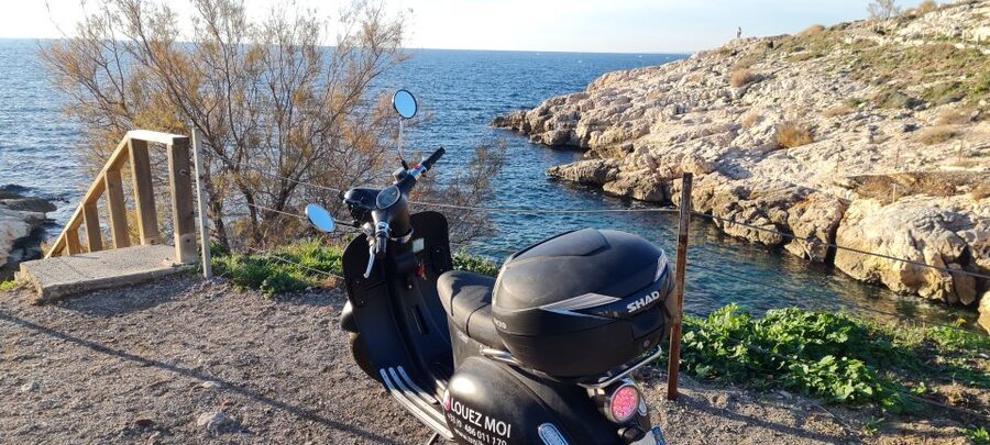 Marseille: Electric Motorcycle Rental with Smartphone Guide - Reaching the Calanques and the fishing villages
