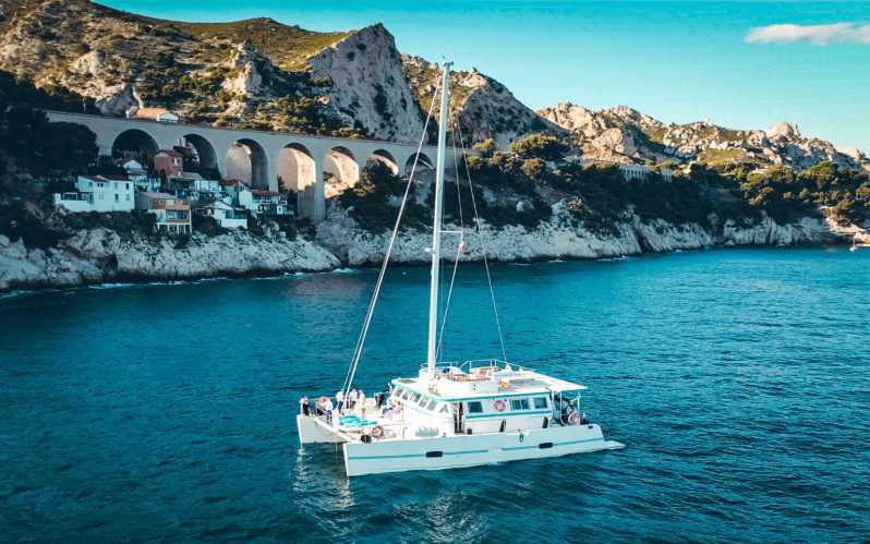 Marseille: Frioul Archipelago Catamaran Cruise with Lunch - One hour across the Bay of Marseille