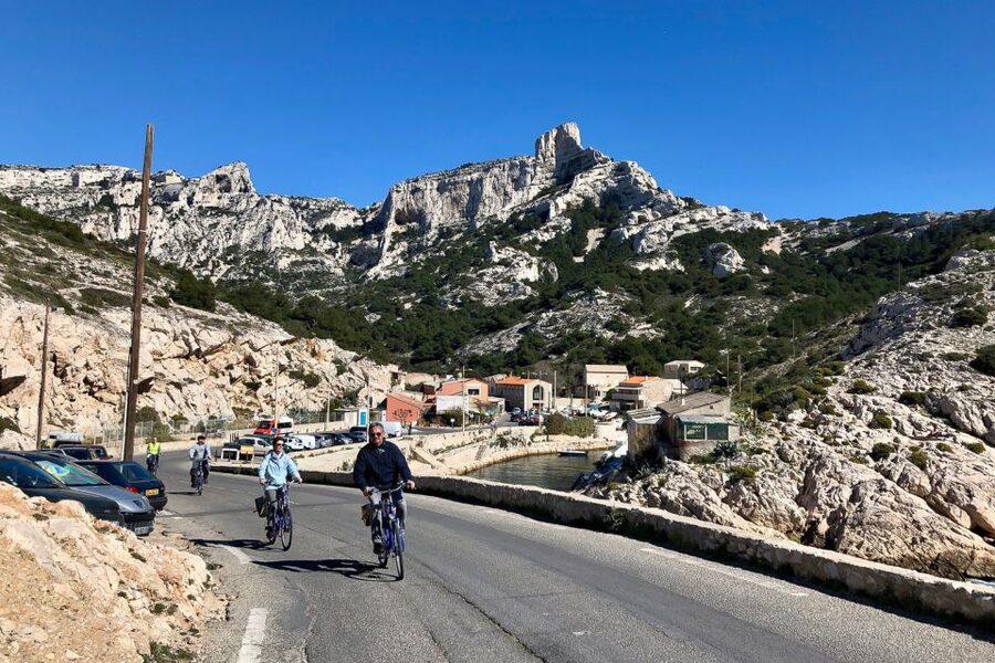 Marseille: Full-Day Guided E-Bike Coast & Calanques Tour - What the guide adds to the day