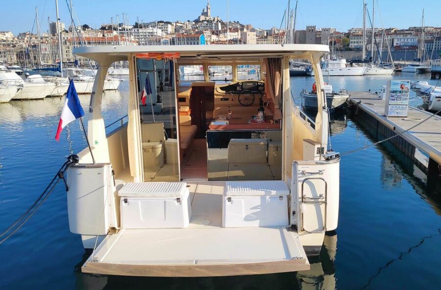 Marseille: Sunset Boat Cruise with Dinner and Drinks - Returning under Marseille’s evening lights