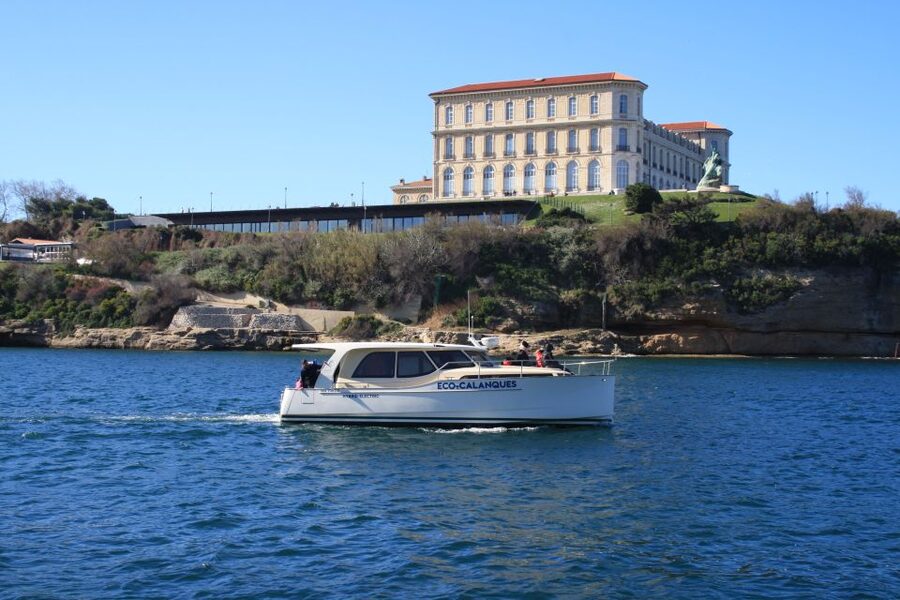 Marseille: Sunset Boat Cruise with Dinner and Drinks - The 30-minute ride toward the Frioul archipelago