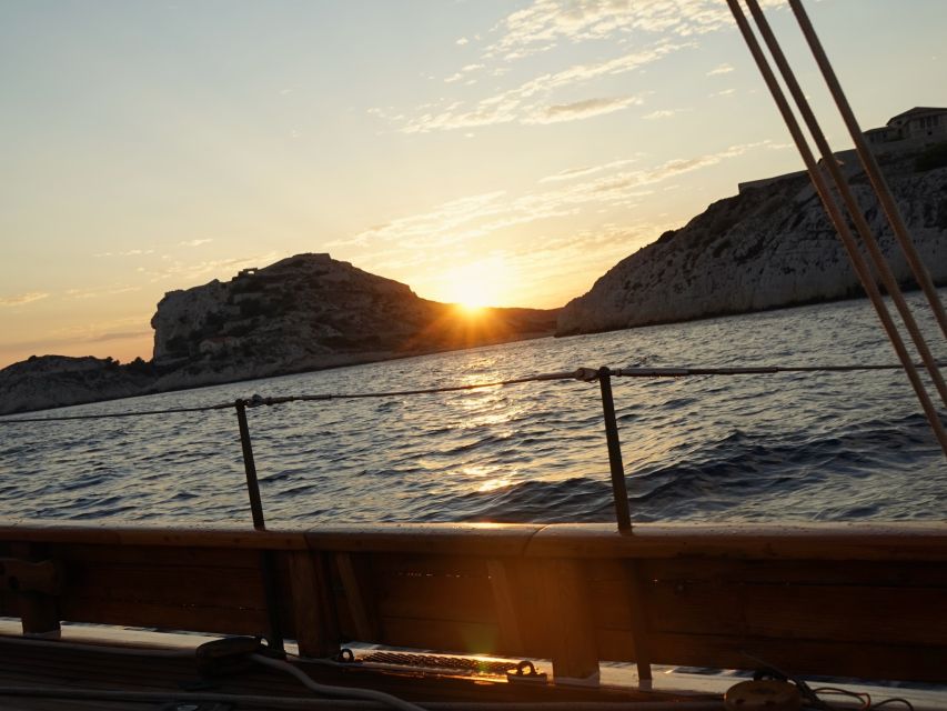 Marseille: Sunset Cruise Cocktail-Dinner in Frioul Islands - How to get the most from your evening