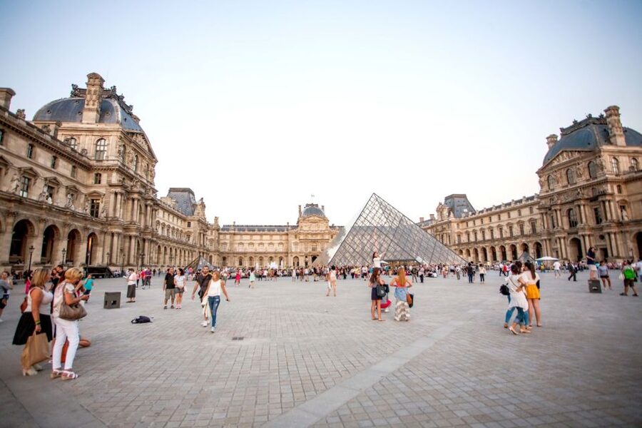 Mona Lisa & Louvre Masterpieces Tour with Reserved Access - Two and a half hours inside a huge museum