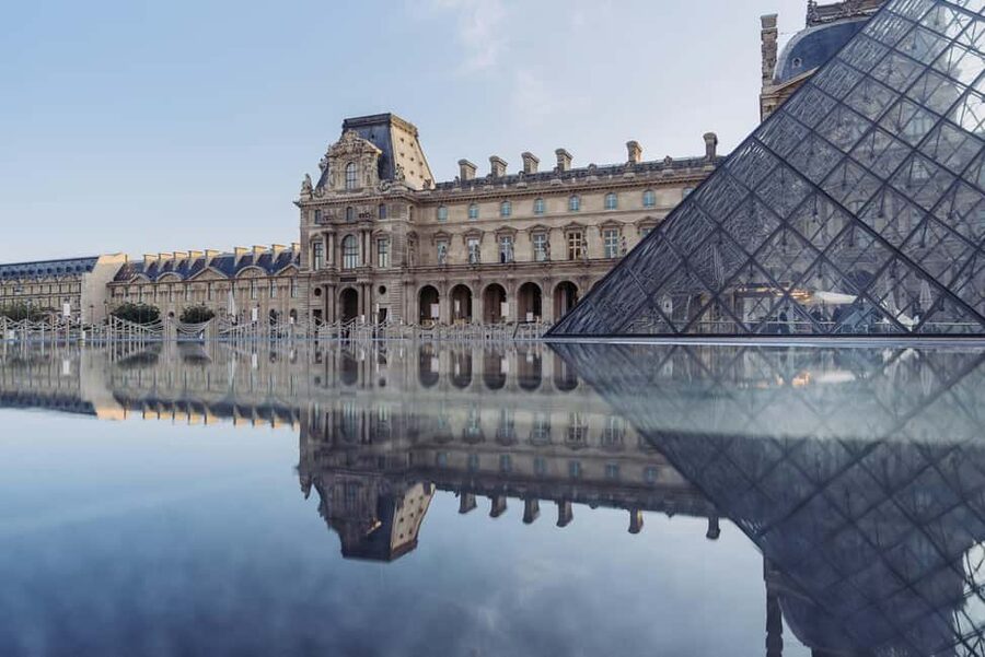 Mona Lisa & Louvre Masterpieces Tour with Reserved Access - Meeting the group at the Carrousel arch