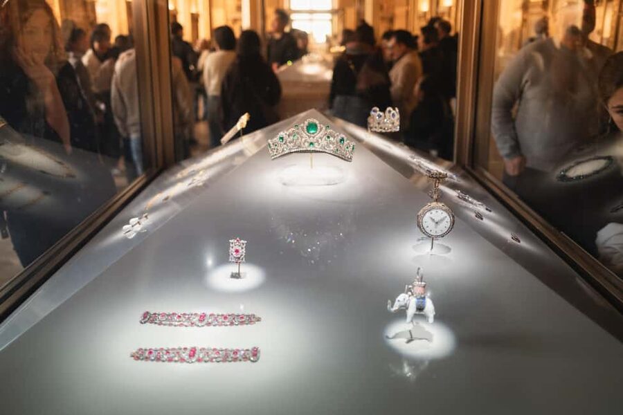 Mona Lisa & Treasures: 6-people Max Louvre Experience - Venus de Milo and the power of sculpture