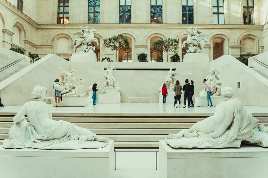 Mona Lisa & Treasures: 6-people Max Louvre Experience - Winged Victory, a dramatic Louvre welcome