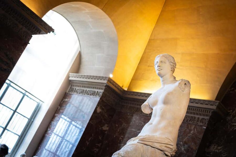 Mona Lisa & Treasures: 6-people Max Louvre Experience - Liberty Leading the People and art with a message