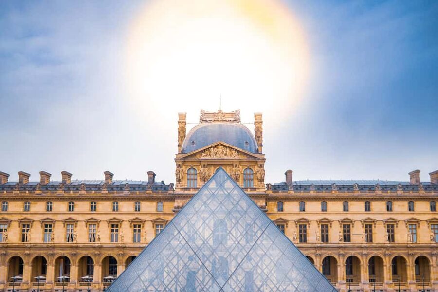 Mona Lisa & Treasures: 6-people Max Louvre Experience - Entering the Louvre with less waiting