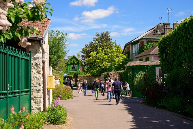 Monet's House and Garden & Giverny Village - The drive from Paris: comfort matters here