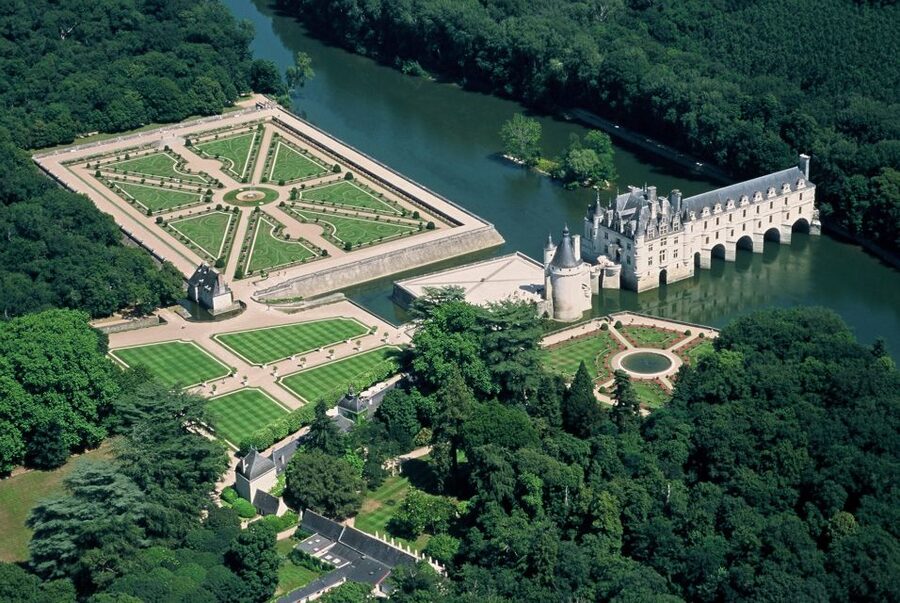 Mont Saint-Michel & Chateaux Country 3-Day Tour from Paris - Omaha Beach and the Normandy question