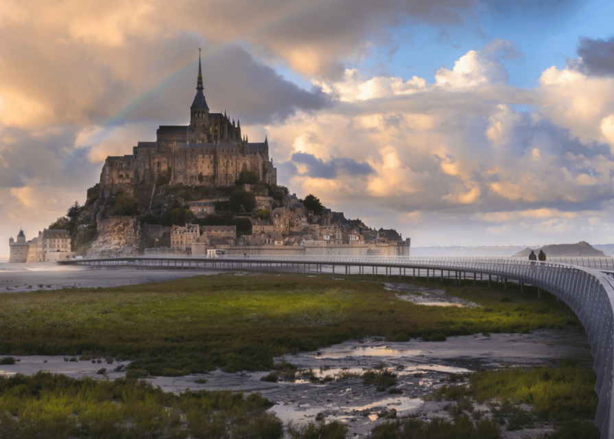 Mont-Saint-Michel: Private Guided Tour with Abbey Entrance - Walking through the medieval village