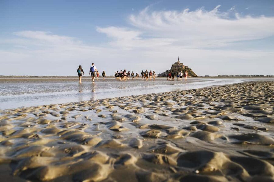 Mont-saint-Michel : Walk in the heart of the Bay - Bare feet, moving water, and the first stretch
