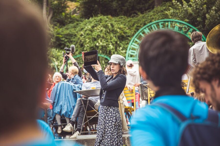 Montmartre en chansons: tour with a professional singer - Starting at Place des Abbesses and the Wall of Love