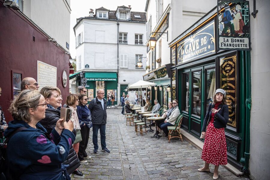 Montmartre en chansons: tour with a professional singer - The Clos Montmartre Vineyard and Au Lapin Agile
