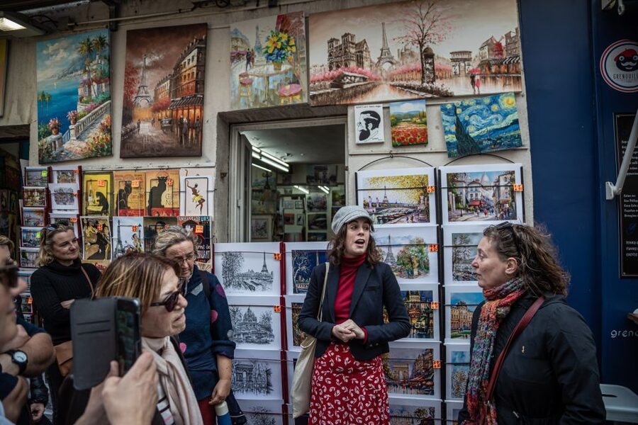 Montmartre en chansons: tour with a professional singer - Climbing to Sacré-Cœur