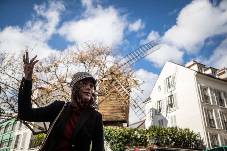 Montmartre en chansons: tour with a professional singer - Rue Lepic and the Moulin de la Galette