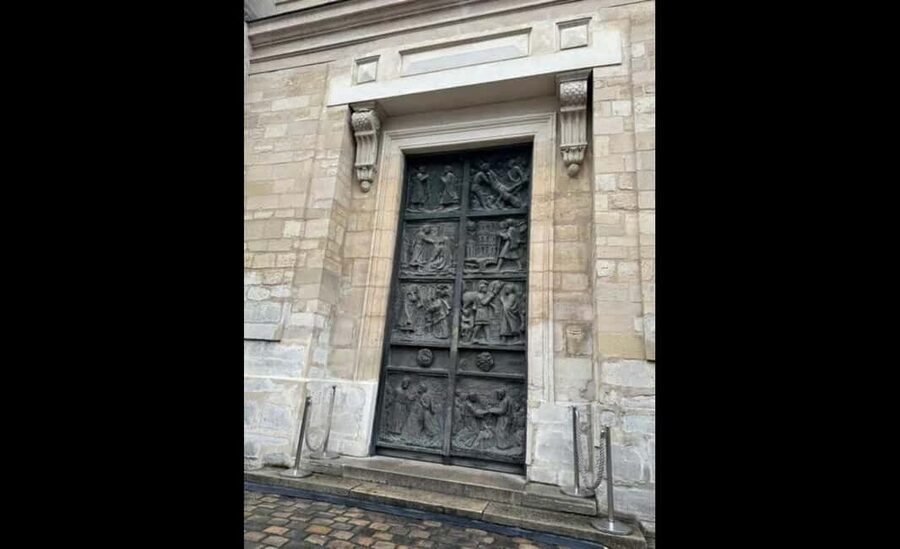Montmartre for Art Lovers - Walking tour with Expert Guide - Saint-Pierre and the final approach to Sacré-Cœur
