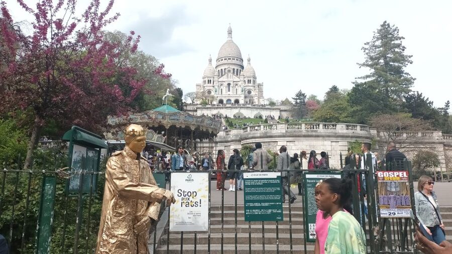 Montmartre: Guided Tour for Kids and Families - Abbesses, the Wall of Love, and the final carousel