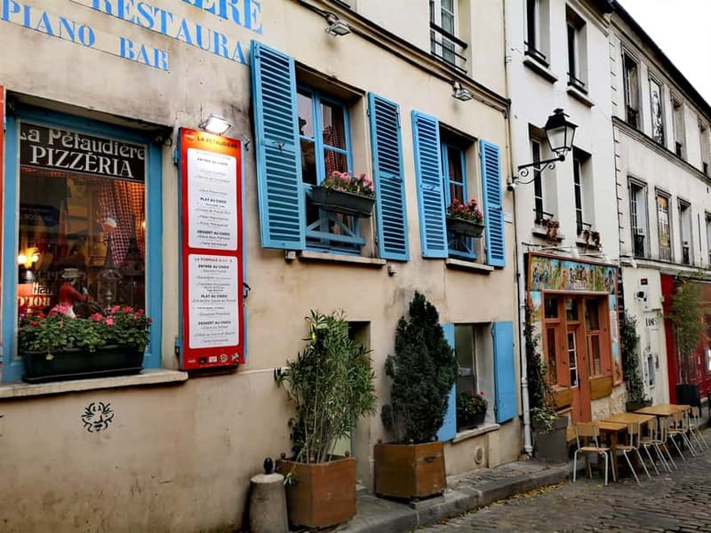Montmartre : private family tour - Abbesses and the Wall of Love