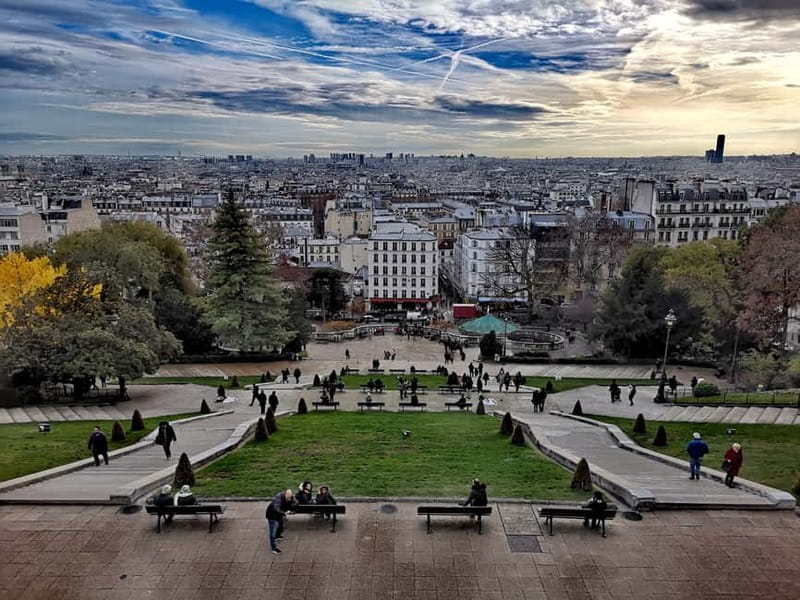 Montmartre : private family tour - The Passe-Muraille and a little Paris magic