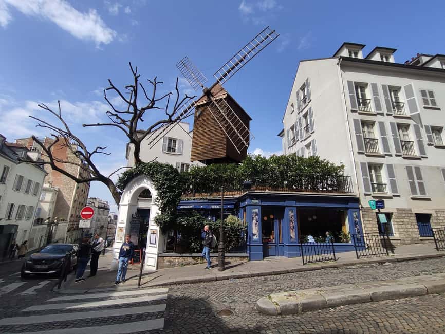 Montmartre Walking Tour with a Local Guide - Dalida’s statue and a neighborhood of local icons