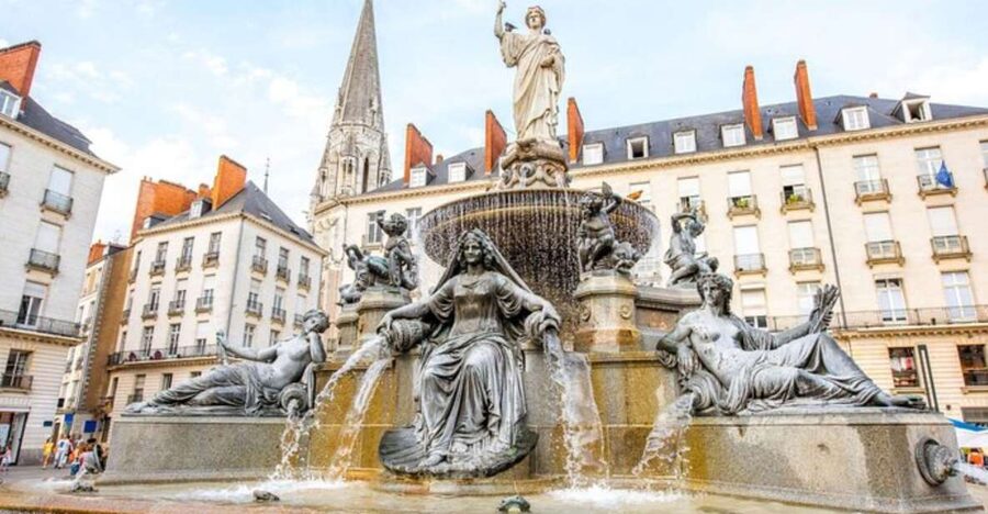 Nantes: Private custom tour with a local guide - Museums, monuments, and the limits of the package