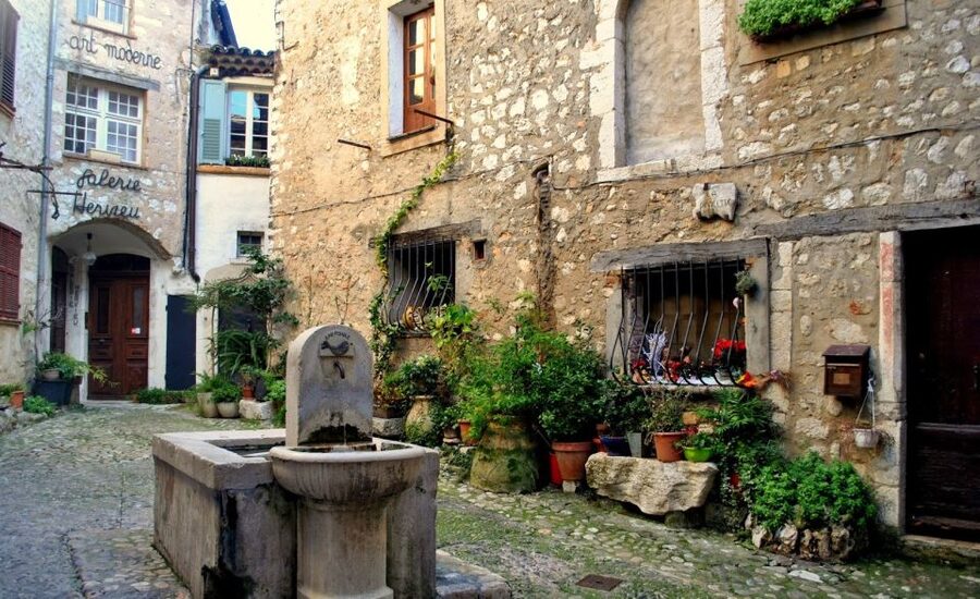 Nice: Cannes, Antibes & St Paul de Vence Half-Day Tour - Leaving Nice for the western Riviera