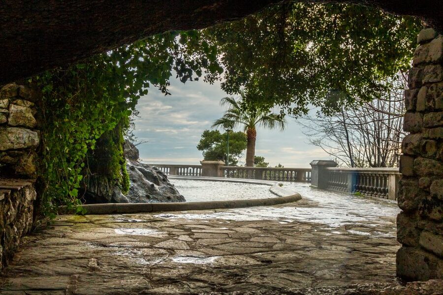 Nice: Old Town Treasures Walking Tour - Beginning beside Castle Hill and the sea