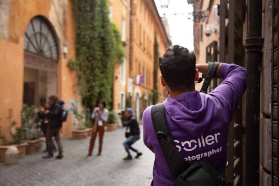 Nice: Private Professional Photoshoot in Old Nice - Starting at the Fontaine du Soleil