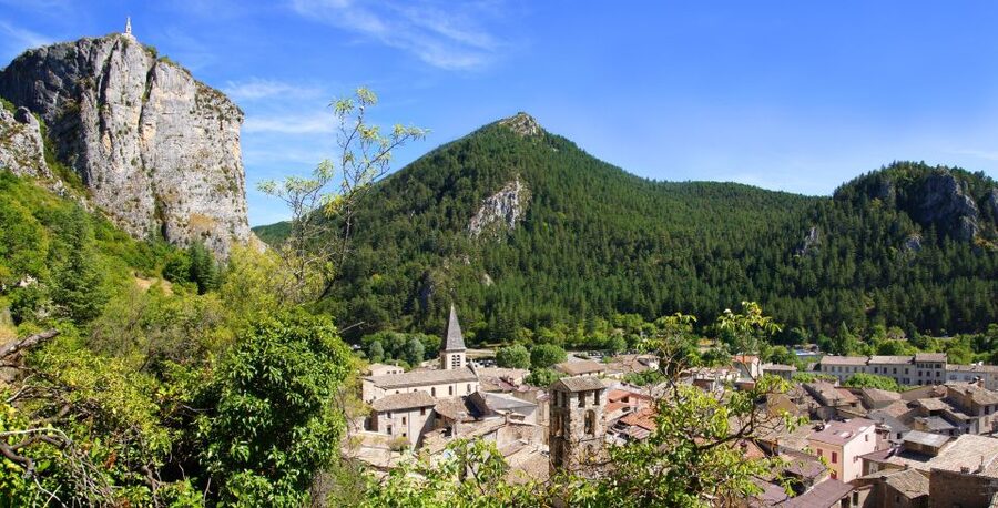 Nice: The Gorges du Verdon and Ste Croix Lake Full-Day Tour - Moustiers-Sainte-Marie and the pottery tradition