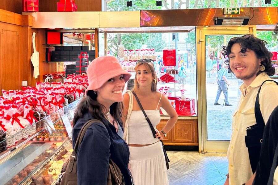NO DIET CLUB - Unique local food tour in Aix en Provence - Place Richelme and the market stop