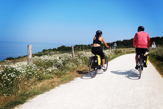 Normandy Guided E-bike tour to Omaha Beach / private tour - Omaha Beach: a short stop with a heavy mood