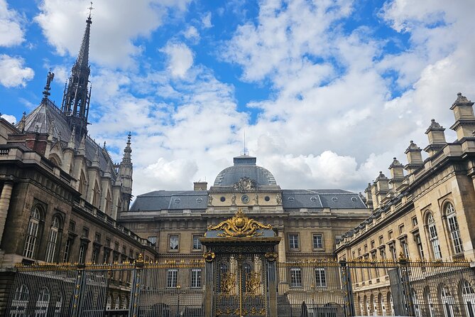 Notre Dame Outdoor Walking Tour and Entrance to Sainte Chapelle - A five-minute pause near Shakespeare and Company