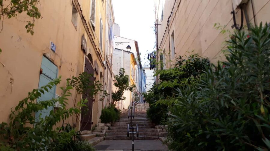 "Old Marseille" district tour and treasure hunt - Reading the clues through Le Panier