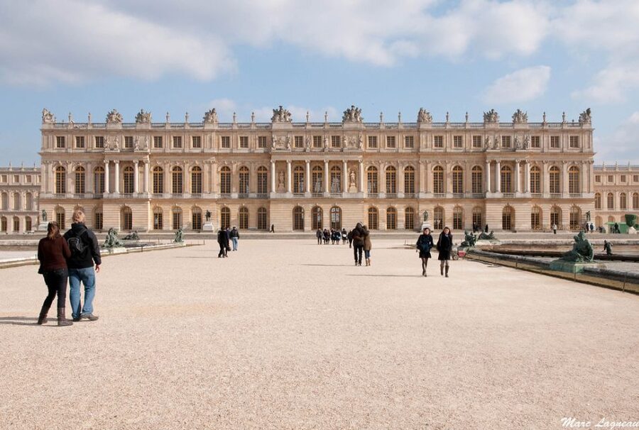 Palace of Versailles Guided Afternoon Tour from Paris - How the guides affect the experience