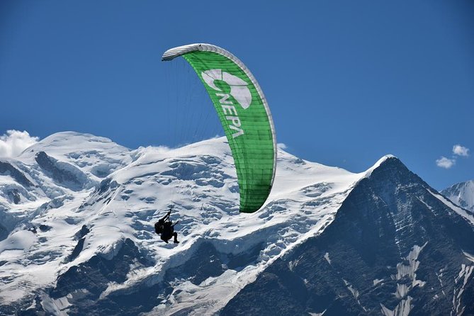 Paragliding Tandem Flight over the Alps in Chamonix - Trying the controls and adding acrobatics