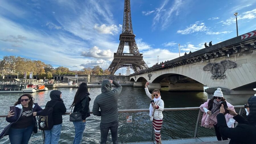 Paris: 1-Hour Sightseeing Cruise and 3-Course Bistro Dinner - Key points before you book