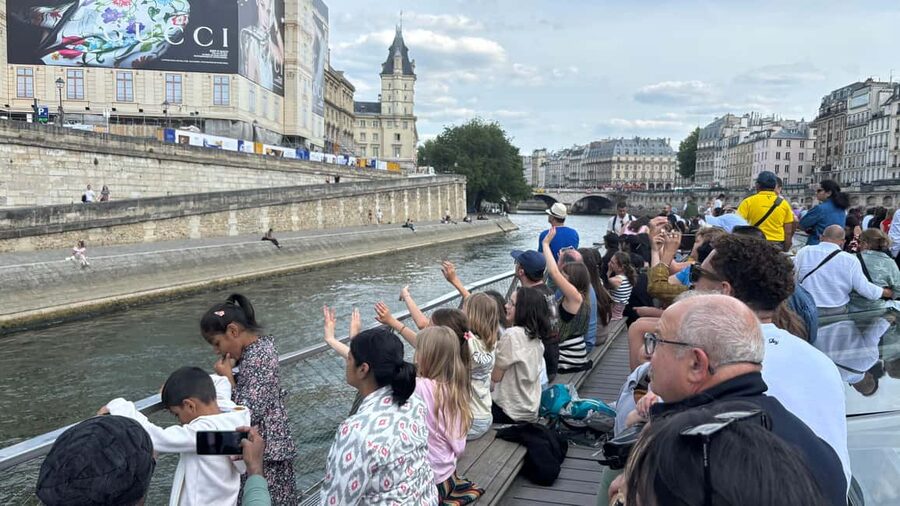 Paris: 1-Hour Sightseeing Cruise and 3-Course Bistro Dinner - Île de la Cité and Notre Dame Cathedral