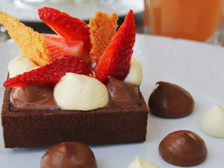 Paris: 1-Hour Sightseeing Cruise and 3-Course Bistro Dinner - Starting beside the Eiffel Tower at 6:30 PM