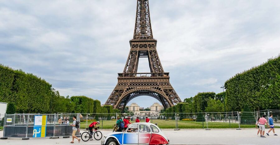 Paris: 1-Hour Vintage Citroen 2CV Tour - Key points at a glance